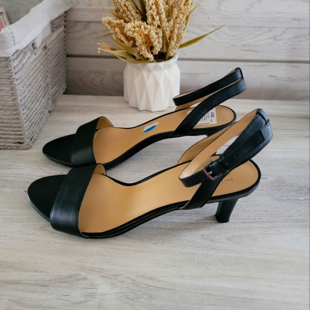 Black leather Naturalizer heels - Size 10